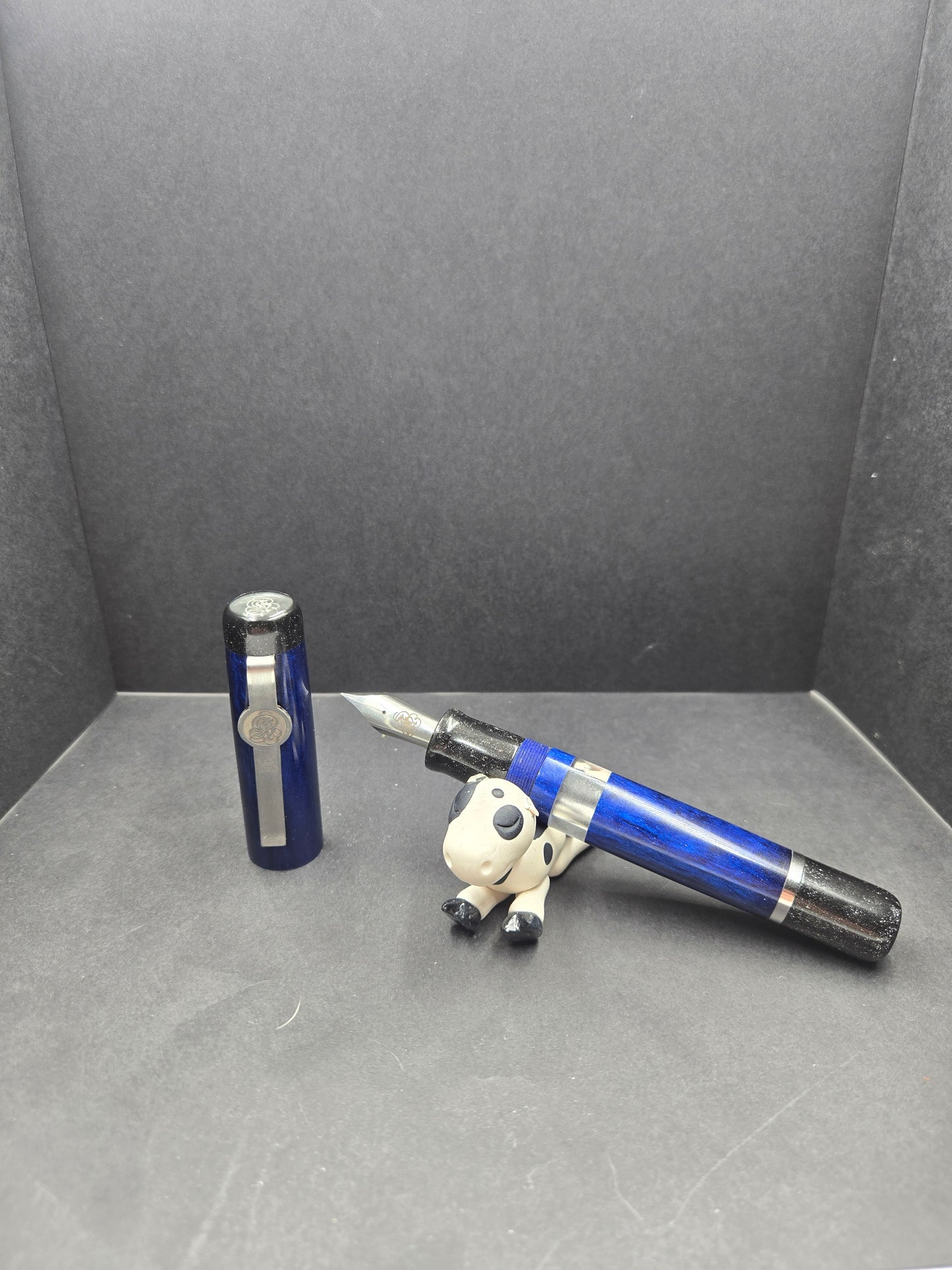 B46 - König - Sapphire blue w/black Trim