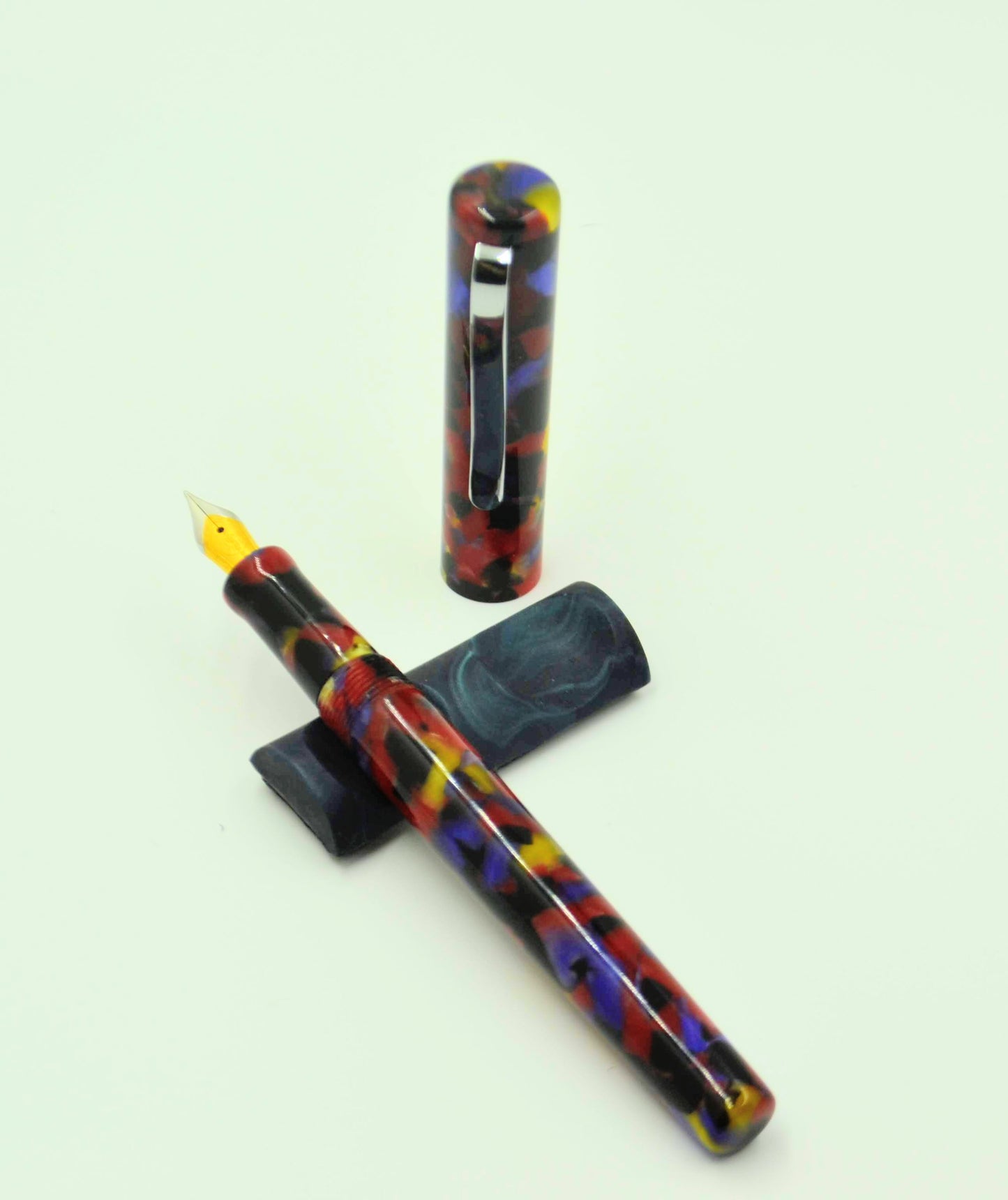 M223C - (Bescheiden) -  Fruty Pebbles resin