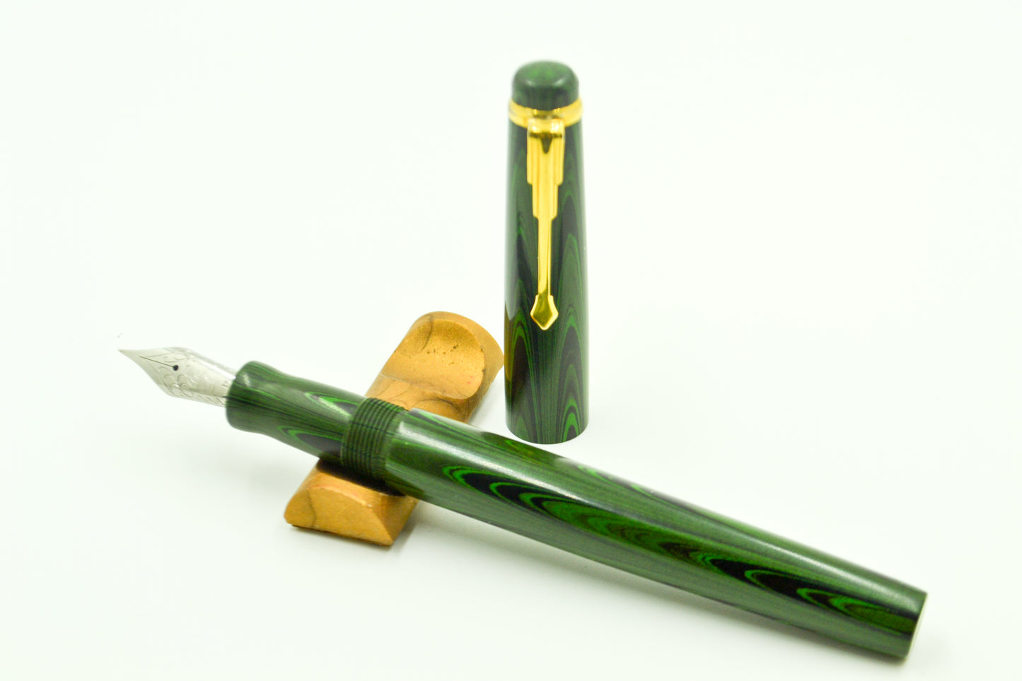 M613C - Americana Slim Black-Green Ebonite