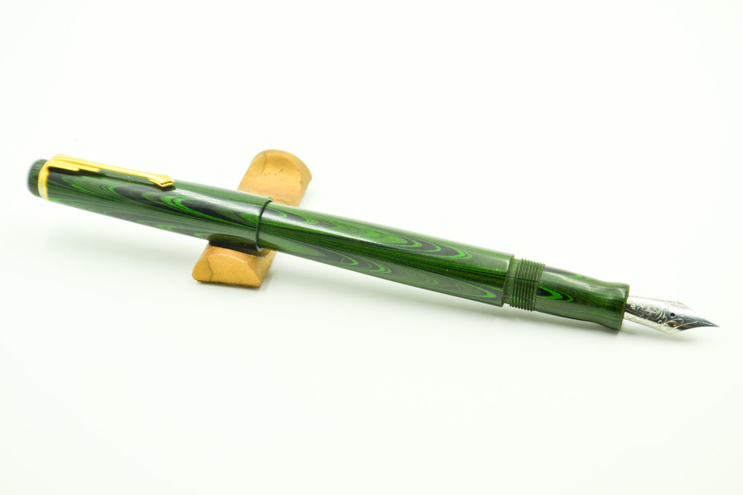 M613C - Americana Slim Black-Green Ebonite